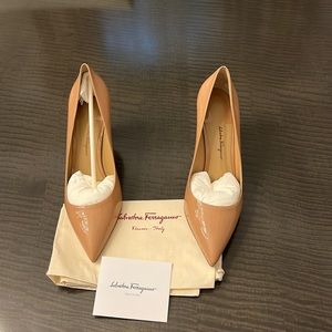Brand new nude Salvatore Ferragamo women’s pumps